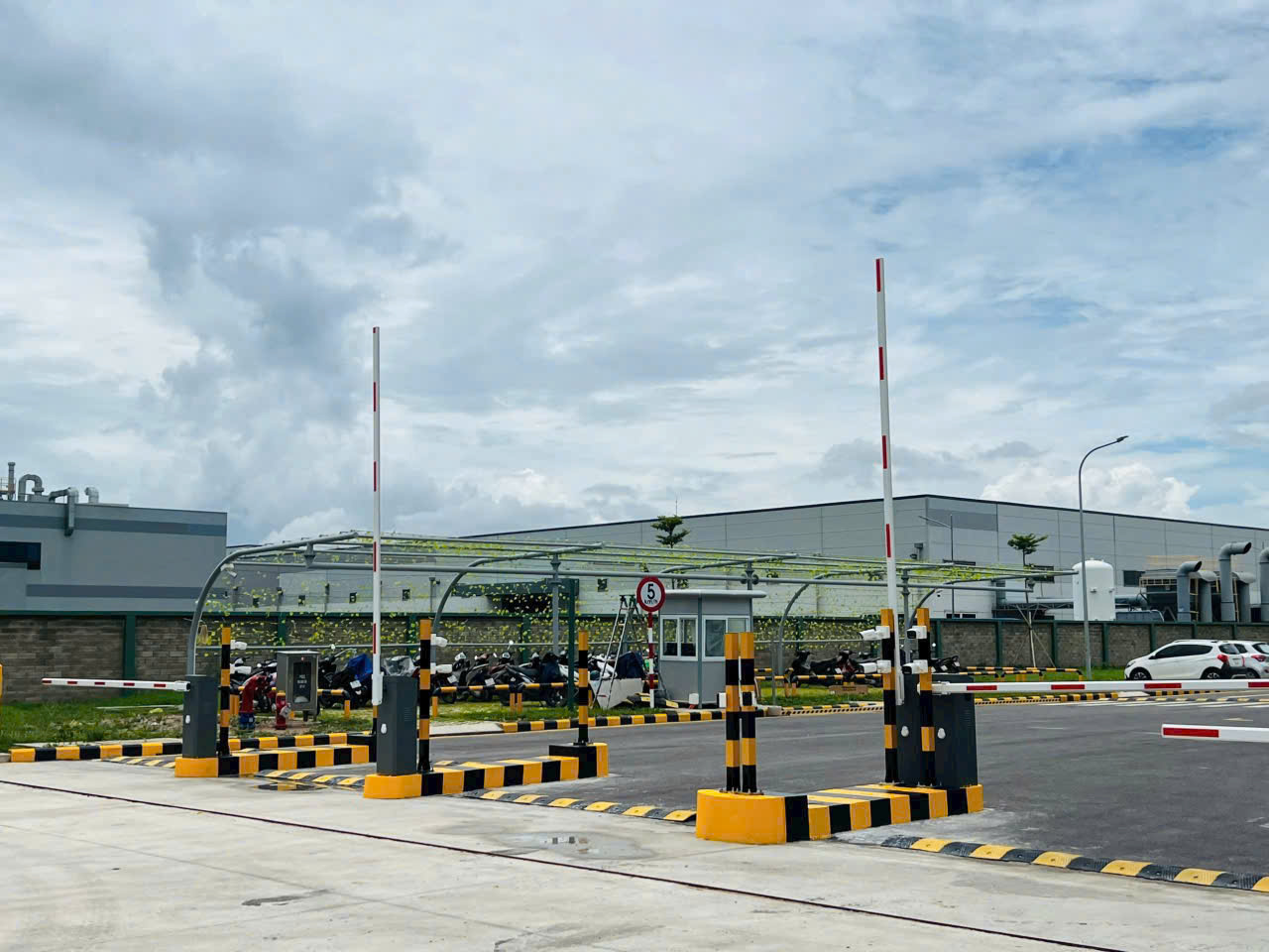 Hệ thống barie tự động tại cổng ra vào khu công nghiệp với vạch sơn vàng đen